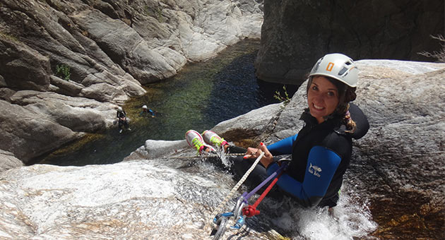 Canyoning dans l'Hérault,une fille dans un toboggan du Caroux