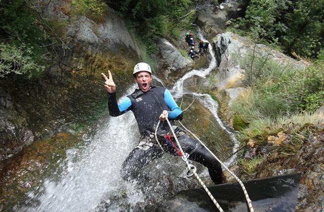 Canyoning dans l'Hérault,une fille dans un toboggan du Caroux