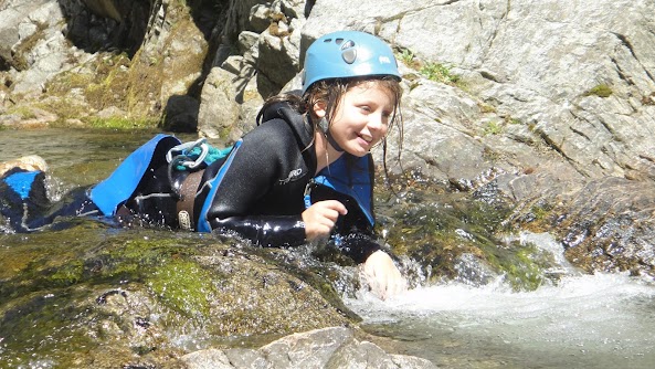 Canyoning dans l'Hérault,une fille dans un toboggan du Caroux